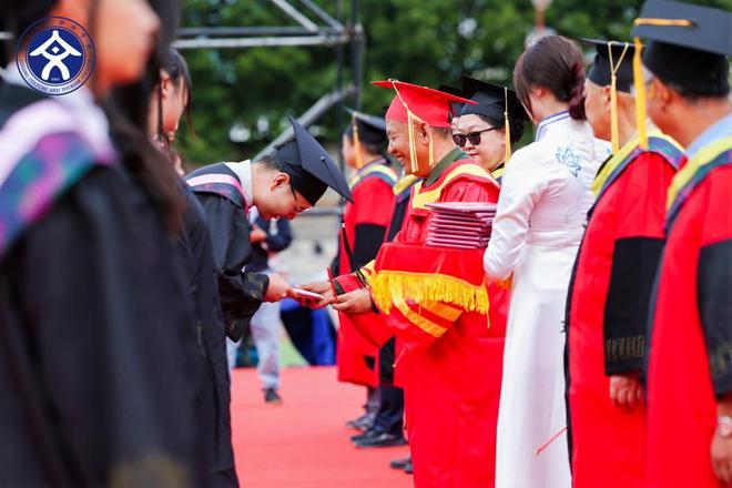 丽江文化旅游学院举办2024届毕业典礼暨表彰大会(图1)