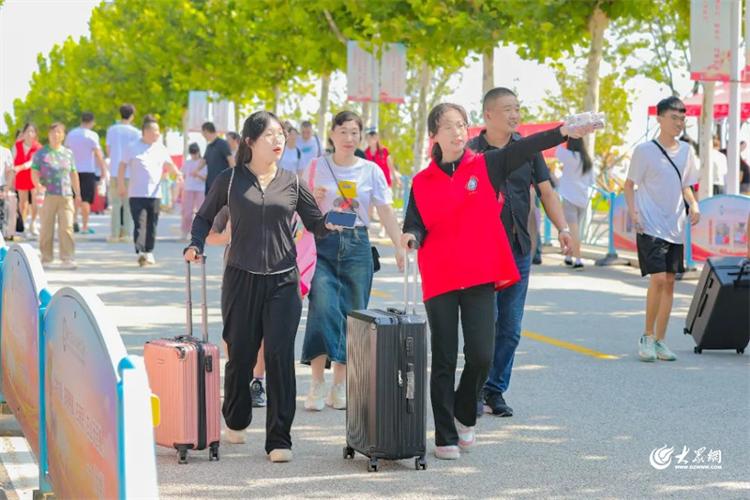 “新”光熠熠未来可期！直击烟台文化旅游职业学院2024迎新现场(图1)