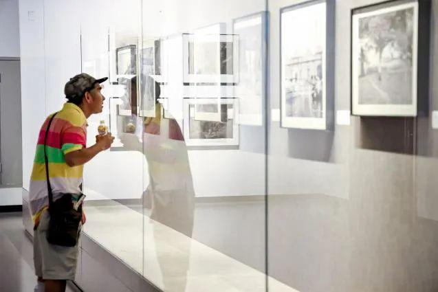 文化和旅游部2024年全国美术馆馆藏精品展出季入选项目｜时空追遗——致敬黄笃初百年影像展在湖州举办(图1)