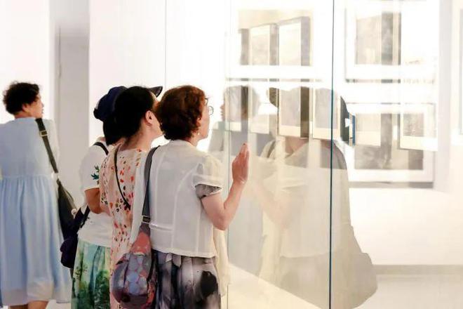 文化和旅游部2024年全国美术馆馆藏精品展出季入选项目｜时空追遗——致敬黄笃初百年影像展在湖州举办(图3)
